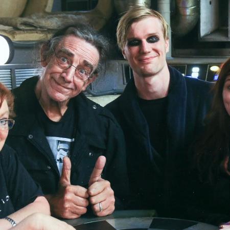 Peter Mayhew e Joonas Suotamo a bordo da Millennium Falcon no set de "Star Wars: O Despertar da Força" (2015) - Reprodução/Instagram/ joonassuotamo - Reprodução/Instagram/ joonassuotamo