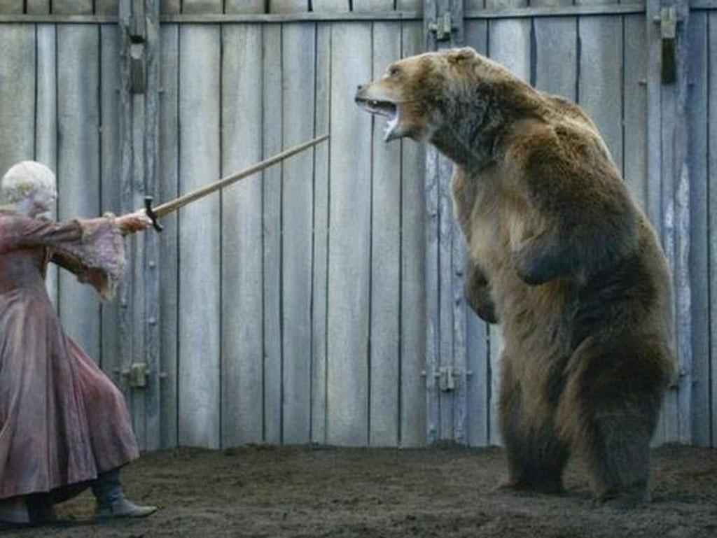 Gwendoline Christie e o urso Bart II em cena na série "Game of Thrones" - Divulgação