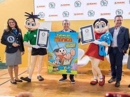 Mauricio de Sousa segura o maior gibi do mundo e recebe o certificado de inclusão no Livro dos Recordes - Divulgação