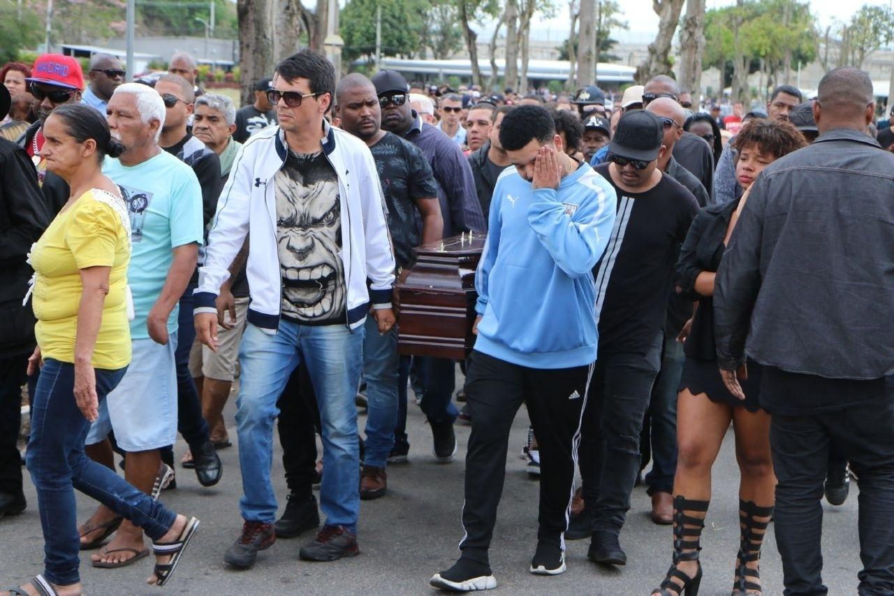 Caixão é carregado por familiares e amigos de Mr. Catra no Rio - Daniel Pinheiro/AgNews