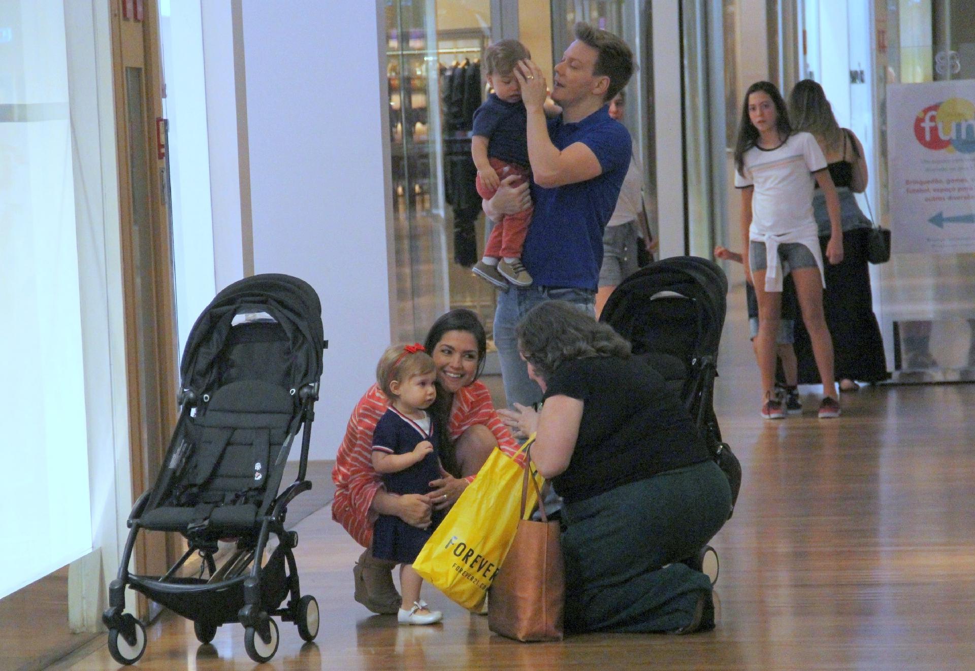 Thais ficou emocionada com o carinho de uma mulher com Melinda. A primogênita do casal tem uma enorme central de fãs nas redes sociais - AgNews/J Humberto