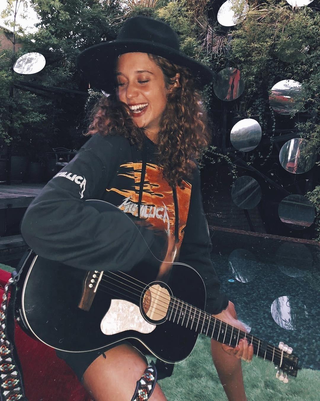 Inspire-se nos penteados para cabelo cacheado usados por Maria Pedraza; - Reprodução/Instagram