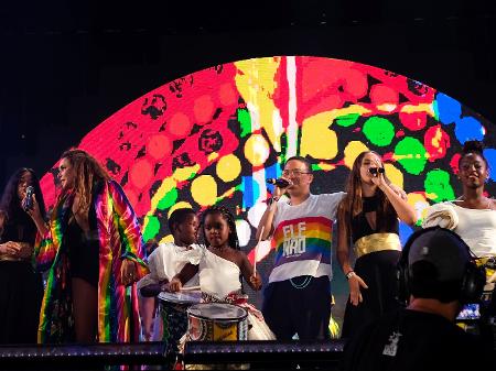 Daniela Mercury durante apresentação no Festival Virada Salvador com Maria Gadú com camiseta "Ele, Não!" - João Alvarez /UOL