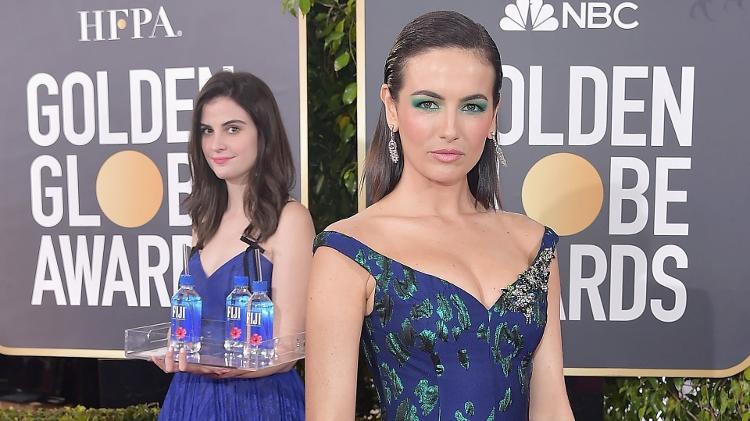 Camilla Belle e, ao fundo, a "moça da água" Kelleth Cuthbert - Stefanie Keenan/Getty Images/Fiji Water - Stefanie Keenan/Getty Images/Fiji Water