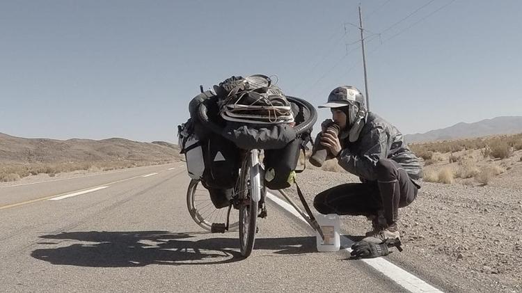 Na bicicleta de alumínio aro 26 ele levava colchonete, barraca, rede e pouquíssimas peças de roupa - Arquivo pessoal - Arquivo pessoal