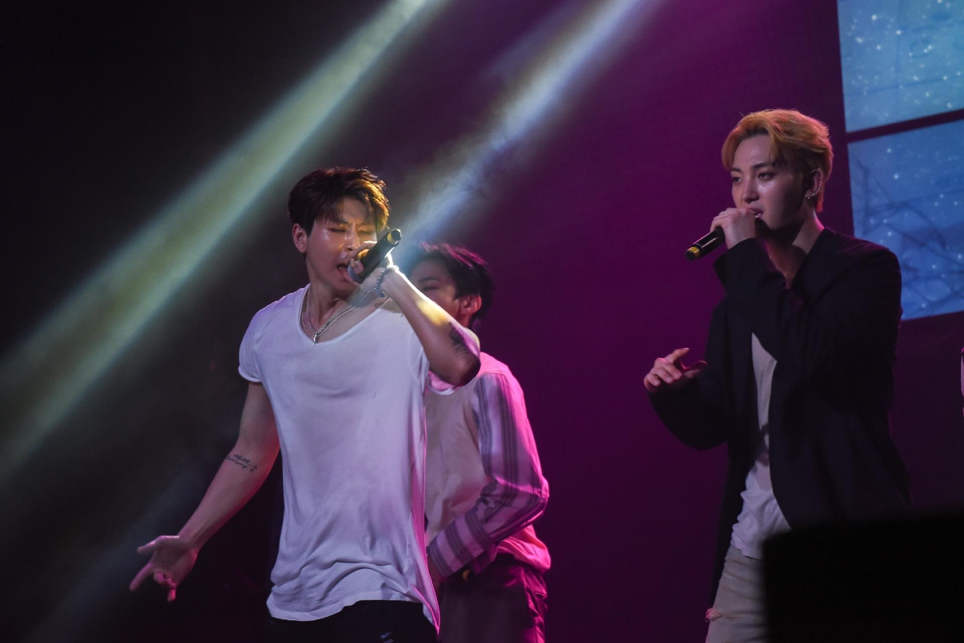 Grupo sul-coreano VAV faz show no Carioca Club, em São Paulo - Flavio Moraes/UOL