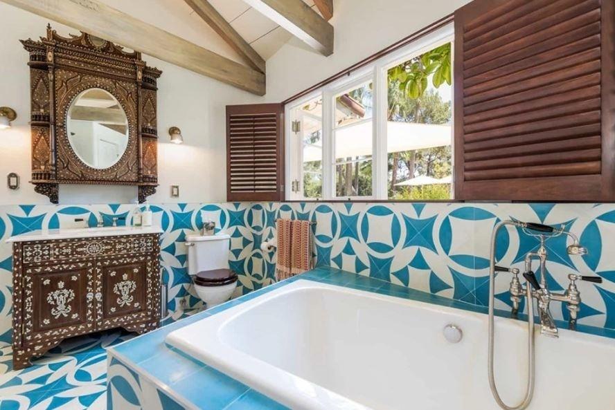 No banheiro, a decoração é em tons de azul - Douglas Elliman/Divulgação 