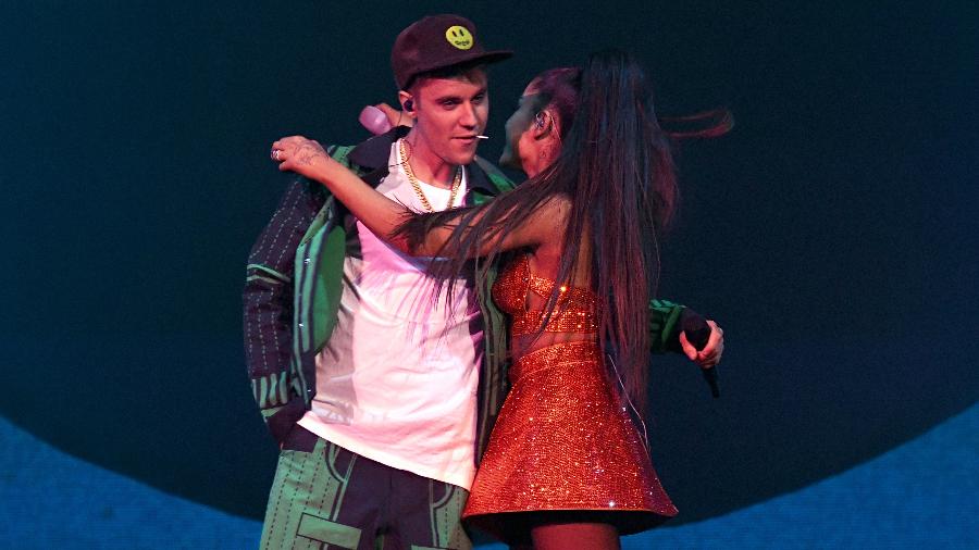 Justin Bieber e Ariana Grande se abraçam no palco do festival Coachella - Kevin Mazur/Getty Images for AG