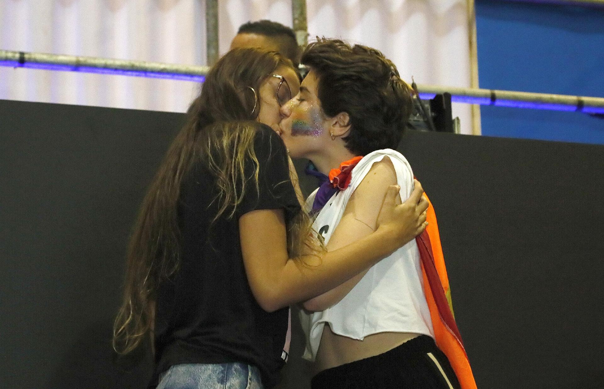 7.set.2019 -  Manifestantes se beijam em protesto contra o prefeito Marcelo Crivella na Bienal do Rio - Marcelo de Jesus/UOL