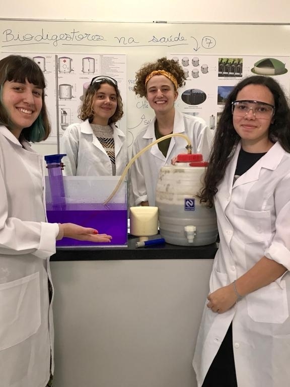 Estudantes do DF desenvolvem plástico biodegradável usando casca de laranja  - 19/02/2020 - UOL ECOA