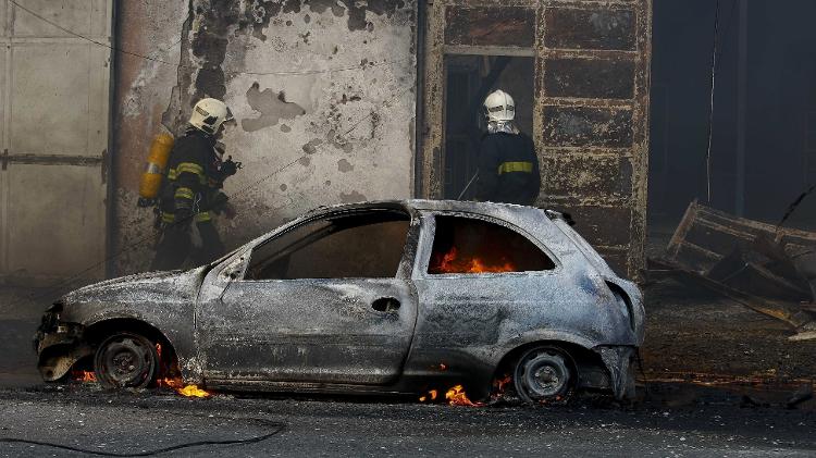 Bombeiros controlam incêndio em automóvel; extintor divide opiniões de especialistas