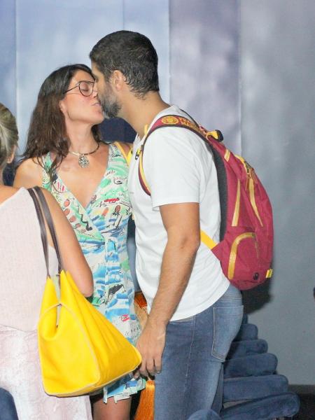 Carol Castro beija Bruno Cabrerizo em evento no Rio - DANIEL DELMIRO/AGNEWS