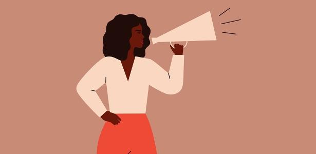 Mulher fala sobre assédio sexual em movimento hashtag Exposed com megafone