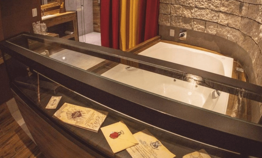 Motel em Ponta Grossa, no Paraná, faz quarto temático do Harry Potter com objetos inspirados na saga de J.K. Rowling - Reprodução/Facebook