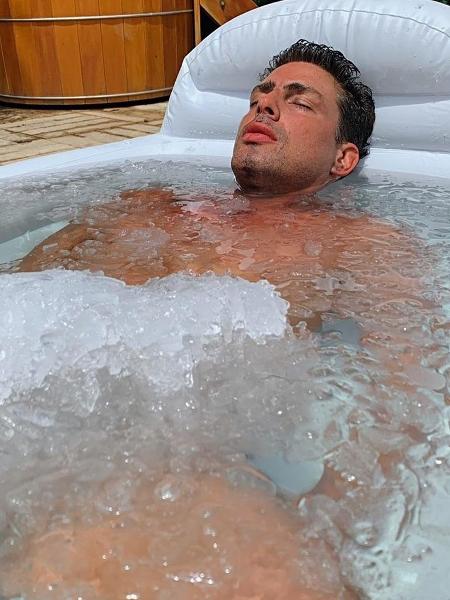 Cauã Reymond em banheira de gelo - Reprodução/Instagram