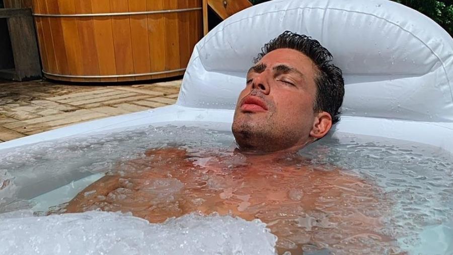 Cauã Reymond deixou fãs curiosos com banho imerso no gelo - Reprodução/Instagram