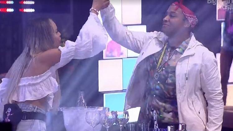 BBB 21: Sarah e Nego Di brindam na festa do líder - Reprodução/ Globoplay - Reprodução/ Globoplay