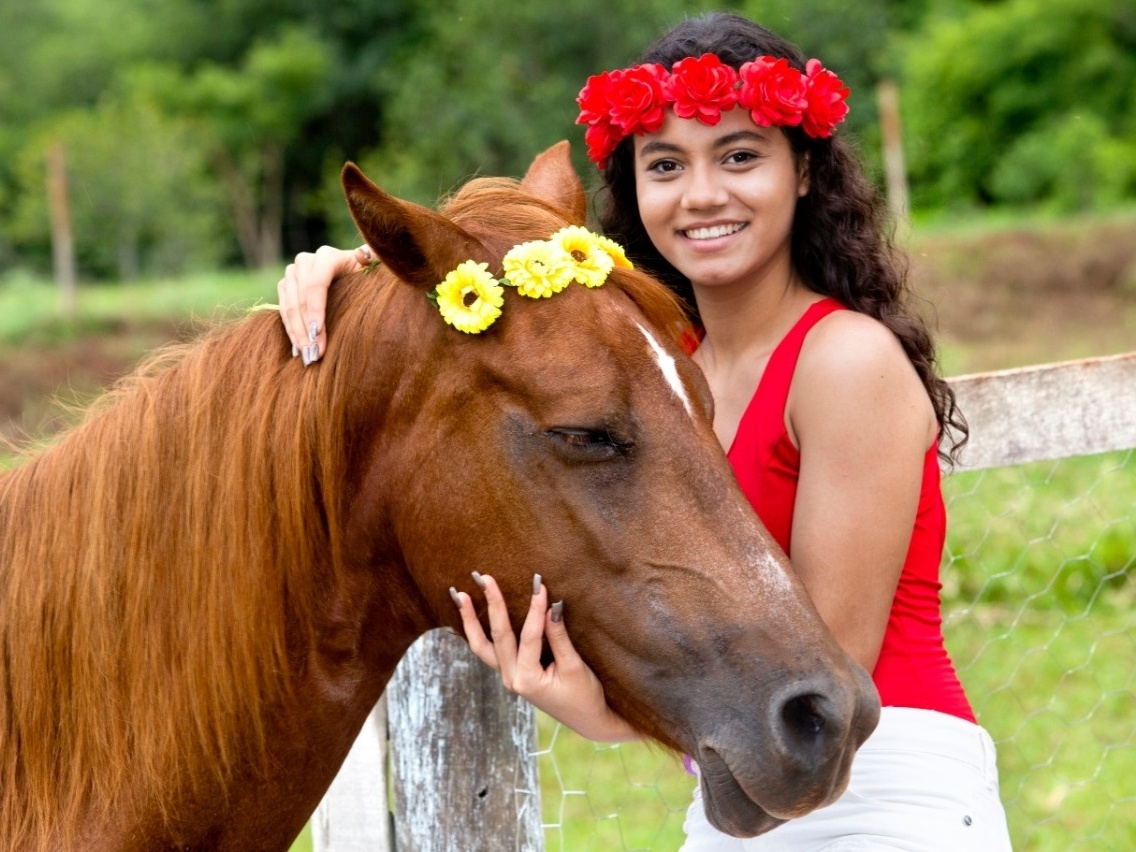 Foto de cavalo sorrindo em ensaio de maternidade viraliza no