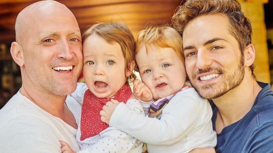Paulo Gustavo, o marido Thales e os filhos Gael e Romeu - reprodução/Instagram