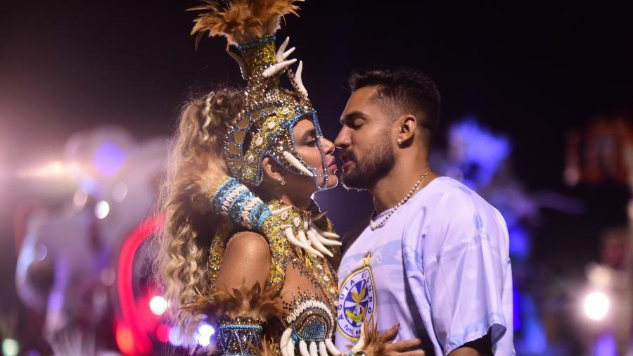Erika Schneider e Bil Araújo se beijam em desfile da Águia de Ouro: namoro público - Leo Franco/ AgNews
