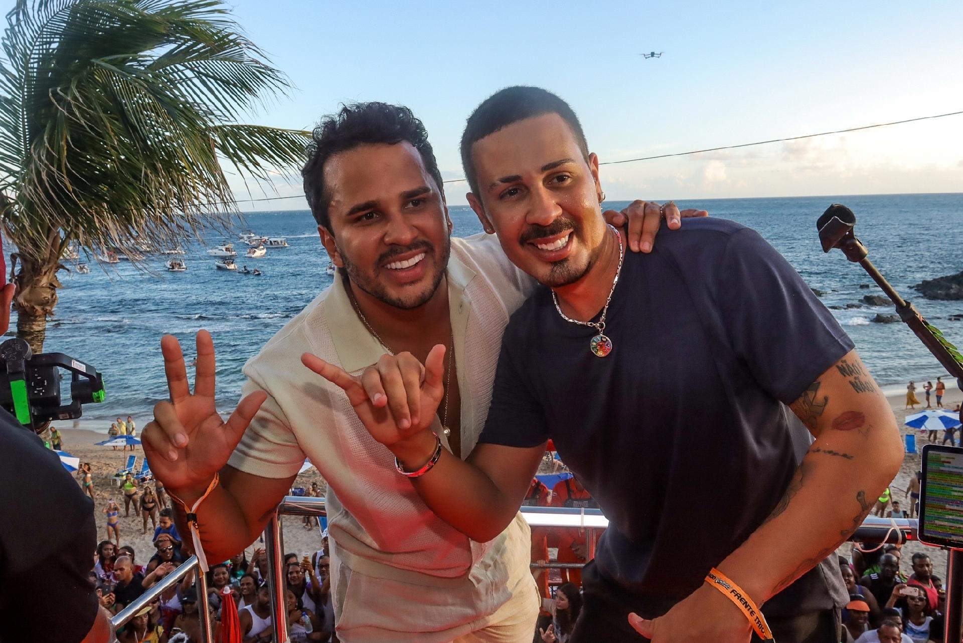 Carlinhos Maia e marido em trio de Bell Marques em Salvado - Victor Chapetta/ Agnews