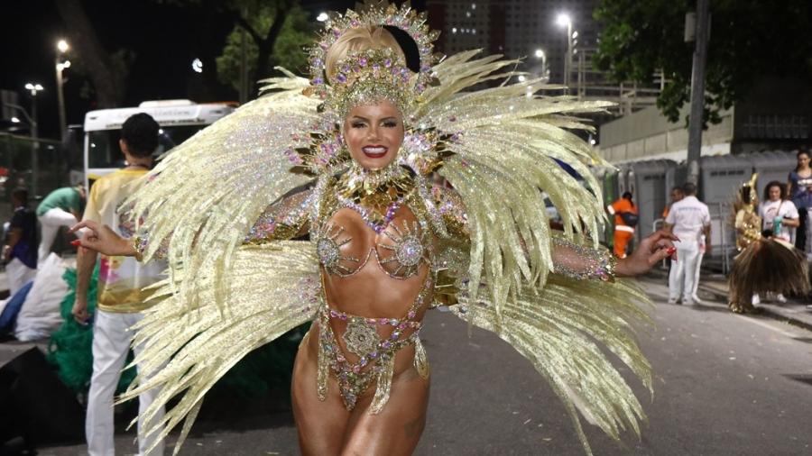 Thalita Zampirolli desfila com 800 mil cristais - Thyago Andrade / Brazil News