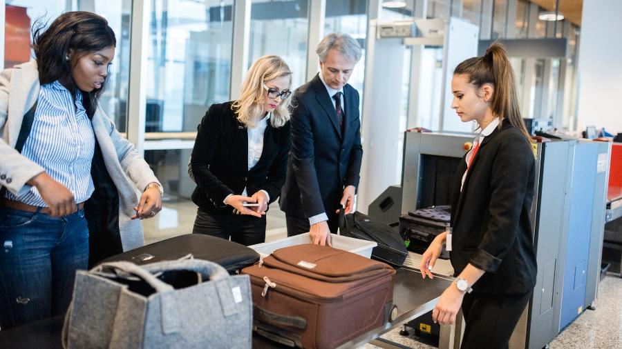 Fila do raio-x no aeroporto: você é daqueles que deixa tudo desorganizado na hora da checagem? - AzmanJaka/Getty Images