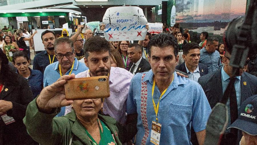 Governador Helder Barbalho (MDB-PA), é recebido com protestos contra a exploração de Petróleo na Amazônia no último dia do evento Diálogos Amazônicos, que antecede a Cúpula da Amazônia, em Belém, capital do estado, neste domingo, 06 - Matheus W Alves/Futura Press/Folhapress