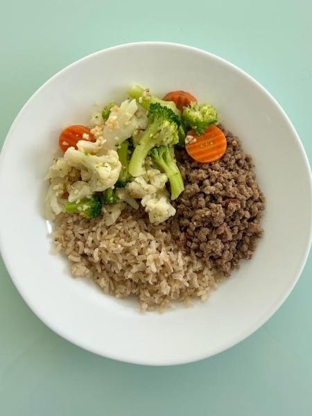 Praticidade: arroz e carne que duram uma semana e vegetais congelados salvam a rotina