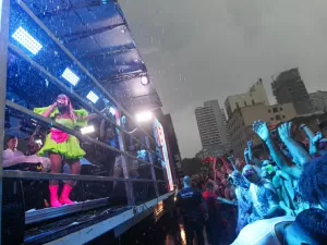 Mesmo com chuva forte, Daniela Mercury segue em trio com foliões em SP