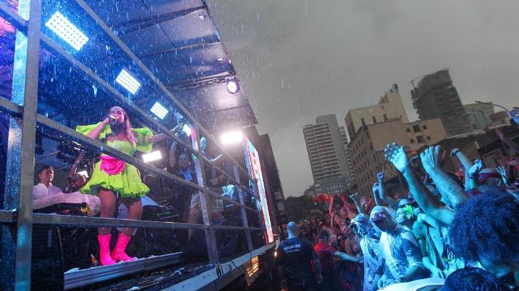 Mesmo com chuva, Daniela Mercury segue cantando no Bloco Pipoca da Rainha, na Consolação