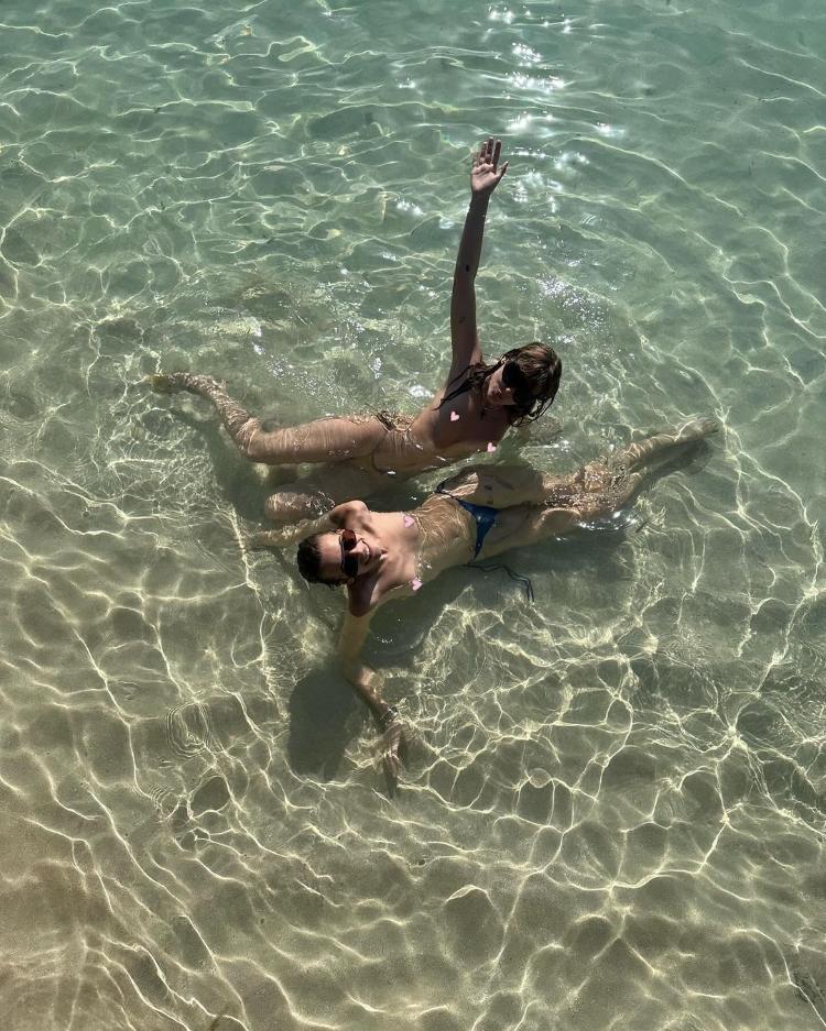 Victoria De Angelis e Luna Passos fazem topless em praia