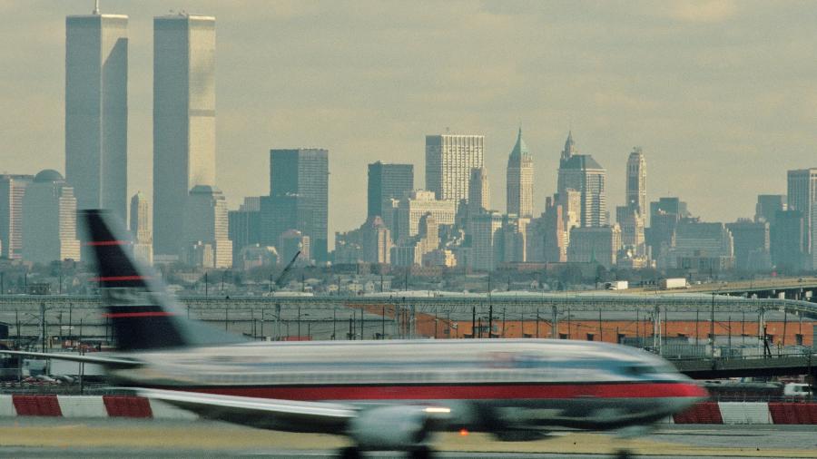 Avião pousa com as Torres Gêmeas ao fundo em 1995 