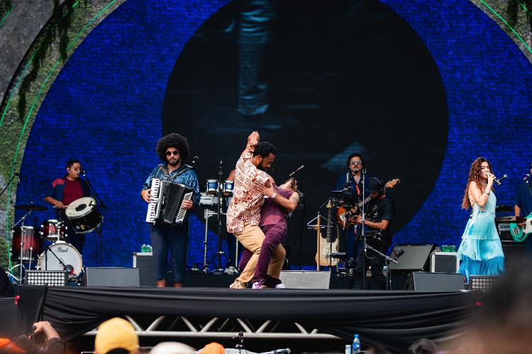 Show de Mariana Aydar e Mestrinho teve até dança no Coala Festival 2024