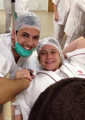 28.ago.2015- Fernanda Gentil ao lado do marido, Matheus Braga, momentos antes de dar à luz Gabriel