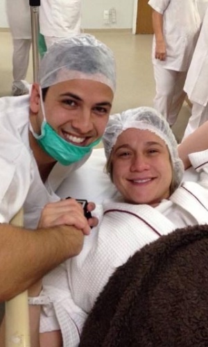 28.ago.2015- Fernanda Gentil ao lado do marido, Matheus Braga, momentos antes de dar à luz Gabriel