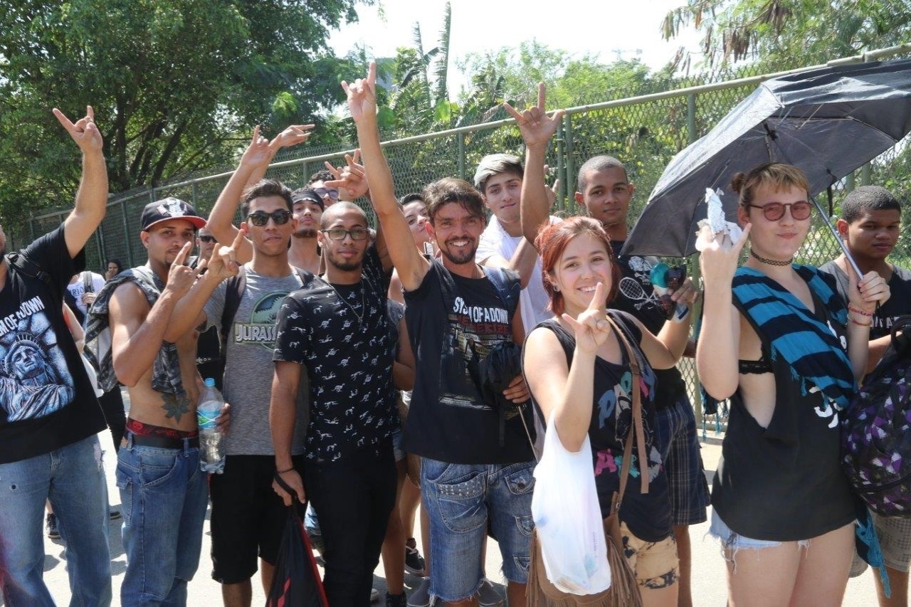 24.set.2015 - Fãs do System of a Down já fazem fila para o quarto dia do Rock in Rio - Zulmair Rocha/UOL