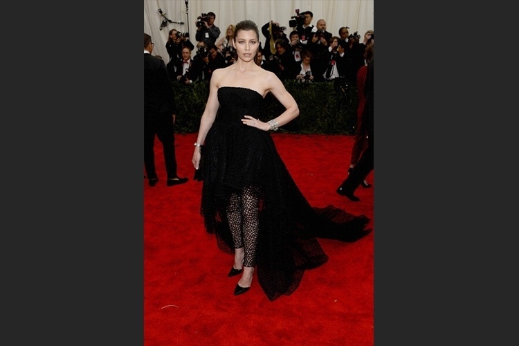 Jessica Biel tirou a legging da academia e a levou para o baile de gala do Met. A atriz combinou a peça de renda com vestido mullet longo e salto alto, transformando o visual básico de festa em um look moderno - Getty Images