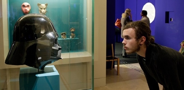 Máscara do vilão Darth Vader, de "Star Wars", em exibição no museu do Louvre, em Paris - Getty Images - Getty Images