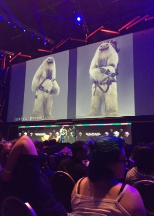 3.dez.2016 - Brian Herring exibe foto de Moroff, nova criatura do universo "Star Wars", durante a CCXP - Beatriz Amendola/UOL - Beatriz Amendola/UOL