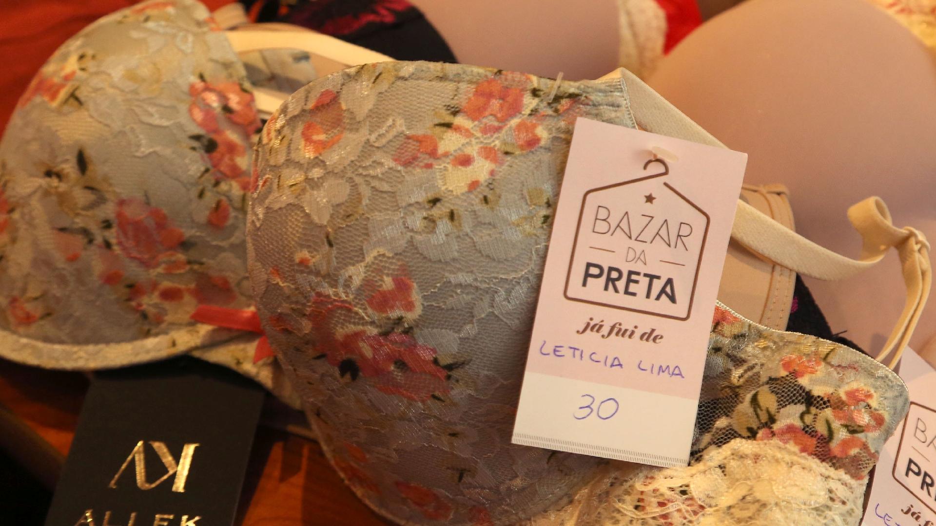 Sutiã doado pela atriz Letícia Lima para o Bazar da Preta - Marco Antonio Teixeira/UOL