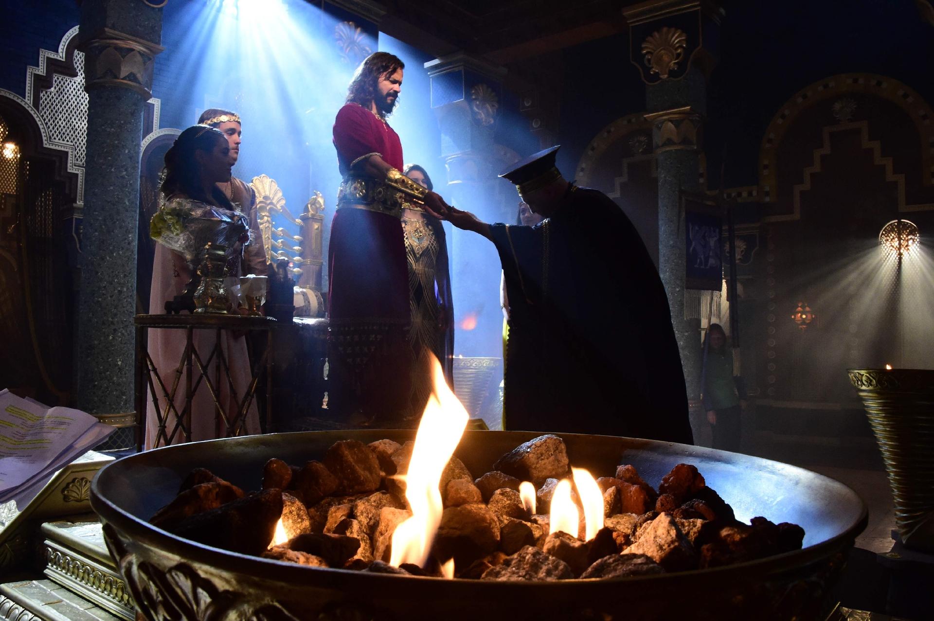 Nos preparativos da filmagem da coroação do rei Nabucodonosor II, os atores de "O Rico e Lázaro" ensaiam uma cena pela última vez em um cenário majestoso - AFP PHOTO / TASSO MARCELO 