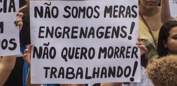 15.mar.2017 - Manifestante exibe cartaz em passeata contra a reforma da Previdência - Danilo Fernandes/Folhapress