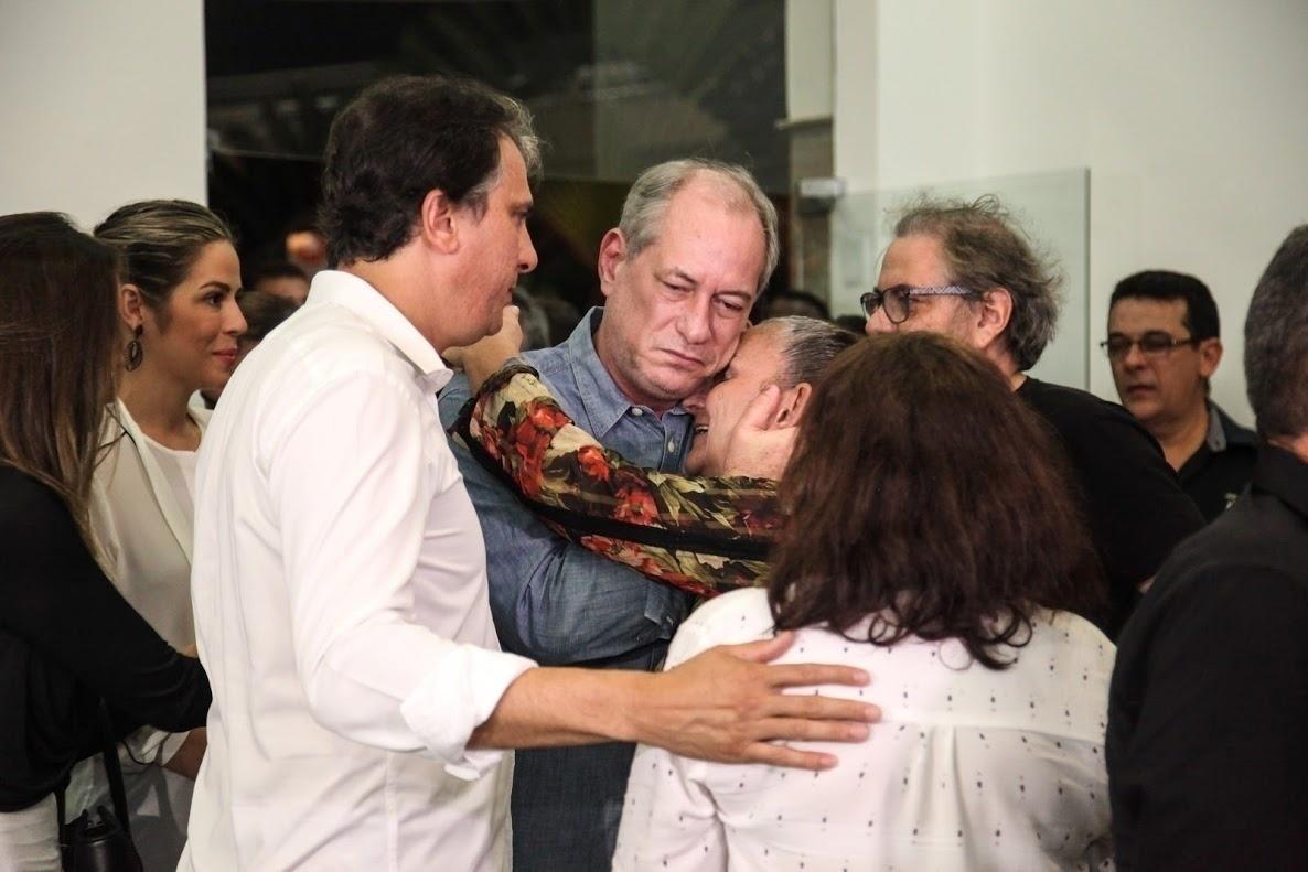 Ciro Gomes cumprimenta familiares de Belchior no velório do cantor - Marília Camelo/UOL