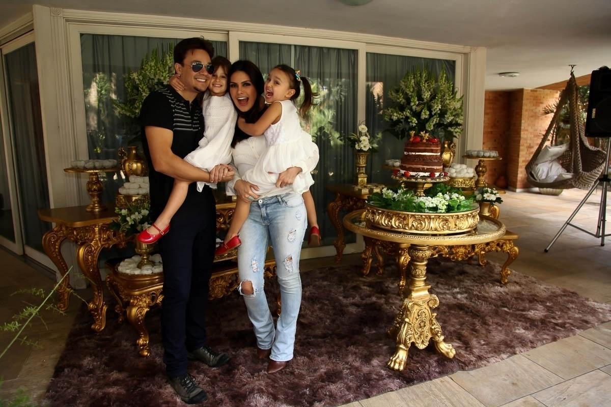 Risonhas, as gêmas Scornavacca Maya e Kiara se divertem na festa de aniversário do pai, Leandro - Marcos Ribas/Brazil News