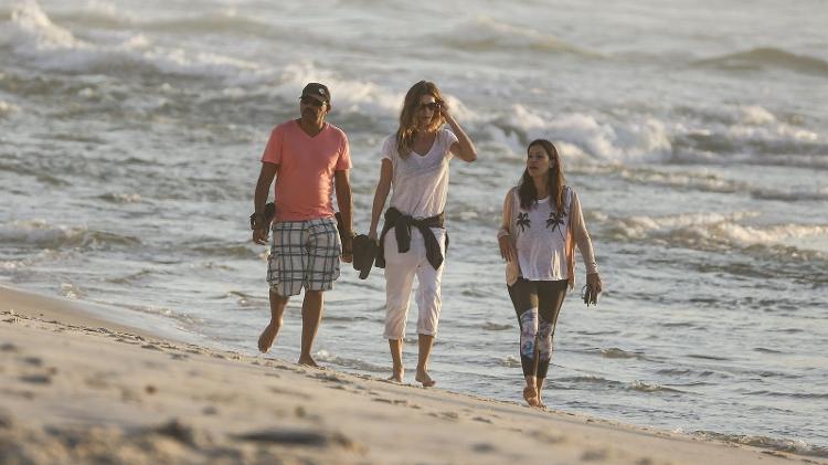 Acompanhada de segurança e de amiga, Gisele Bündchen caminha na praia, no Rio - AgNews - AgNews