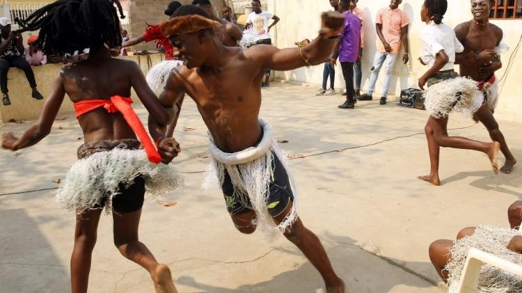 Professores e alunos dançam o Kizomba - Ampe Rogerio/AFP - Ampe Rogerio/AFP