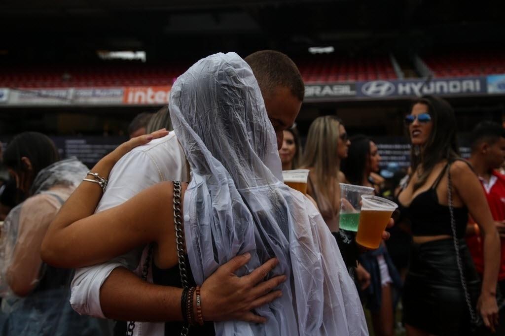 Pegação e clima de romance no VillaMix Festival São Paulo, no Estádio do Morumbi - Amanda Perobelli/UOL