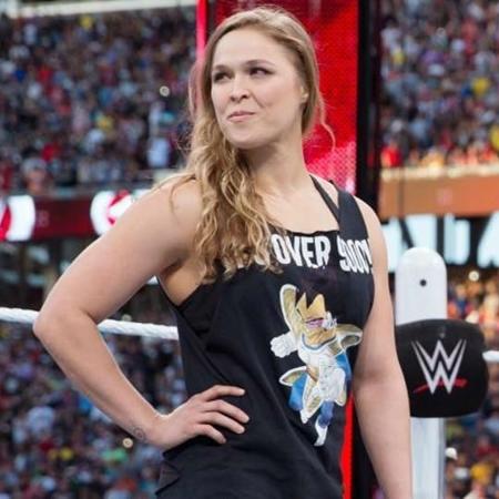 Paixão assumida: Ronda Rousey já subiu ao ringue do Westlemania com uma regata do seu personagem favorito de "Dragon Ball" - Reprodução