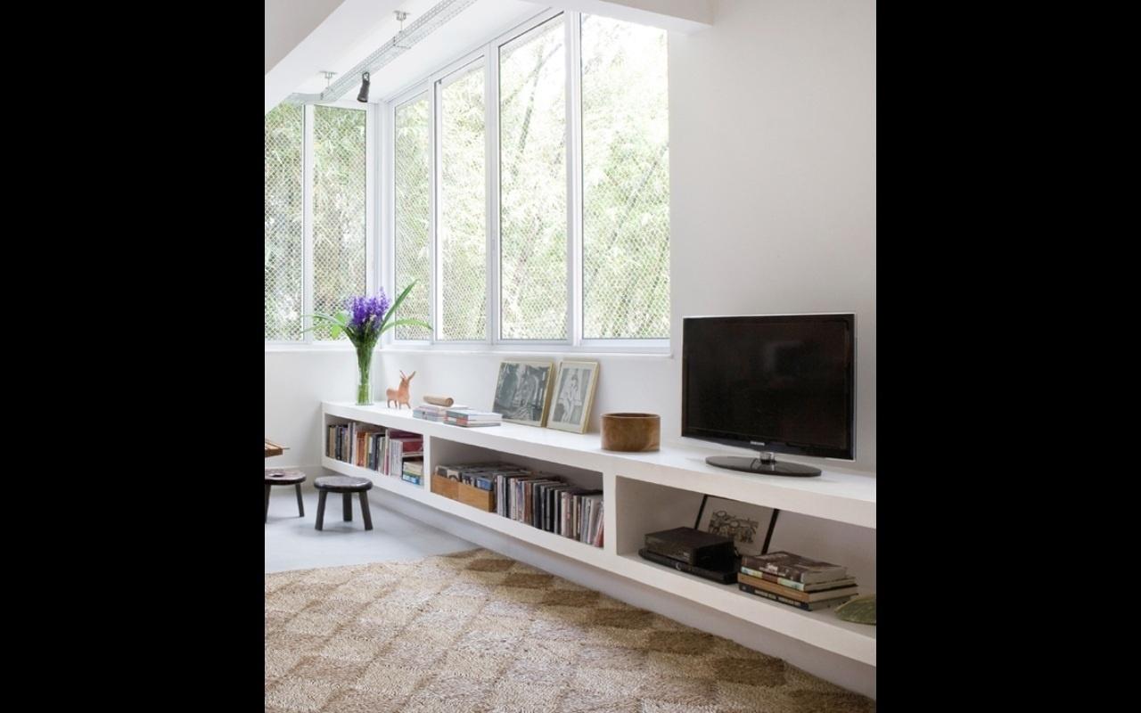 Se o móvel de concreto for fixo, como esse rack, antes de instalá-lo é preciso definir sua exata posição no ambiente - Nicolas Bouriette/Divulgação/Projeto: Carolina Wambier